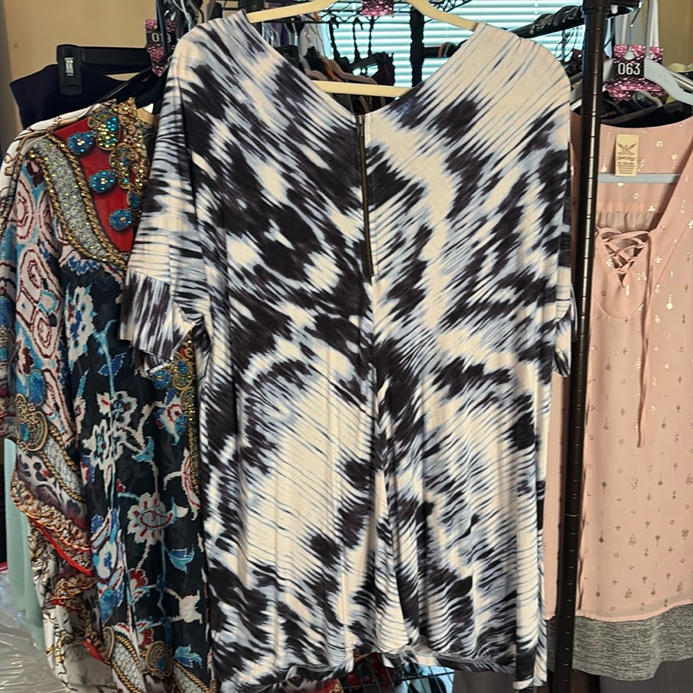 59 - Cynthia Rowley Navy Light Blue Graphic Top - Zip Back